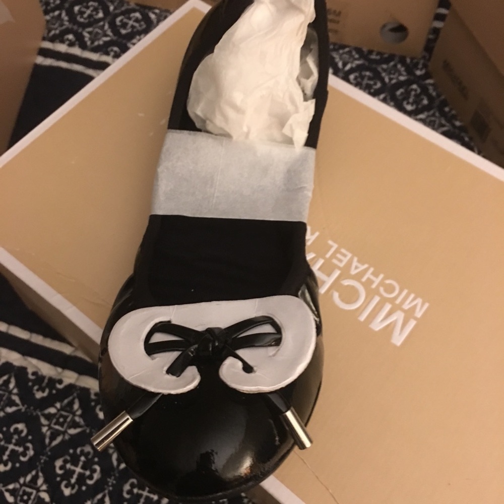 Blk n white elastic shoes